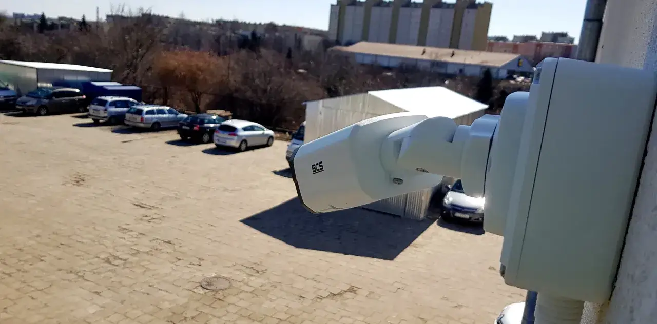 Kamera monitoringu BCS na budowie pilnuje parkingu z samochodami.