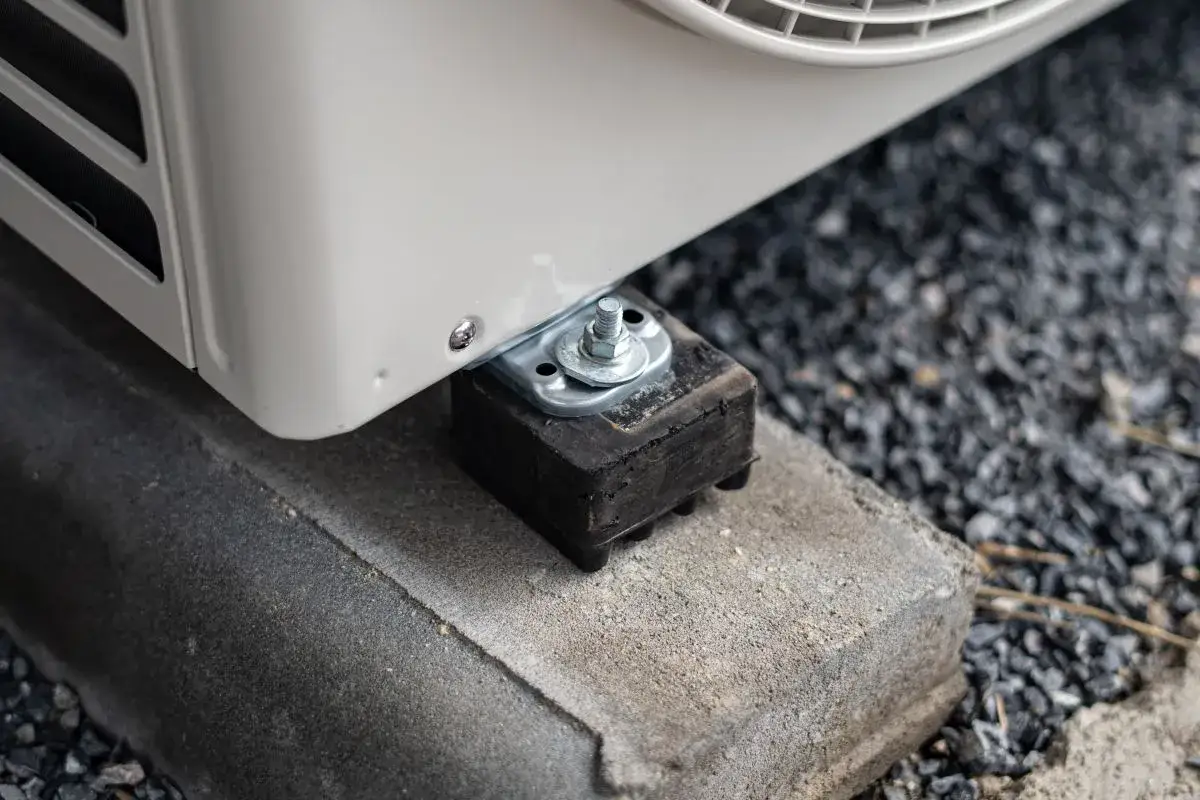 Podstawa pompy ciepła na bloczku betonowym z gumową podkładką. Pokazuje, jak zrobić fundament pod pompę ciepła.