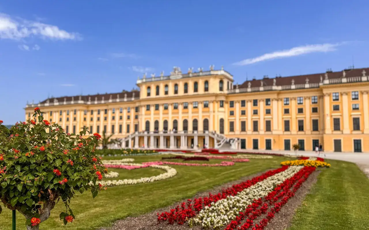Wiedeń wita parę romantycznym weekendem. Pałac Schönbrunn i jego kwieciste ogrody zapraszają na spacer.