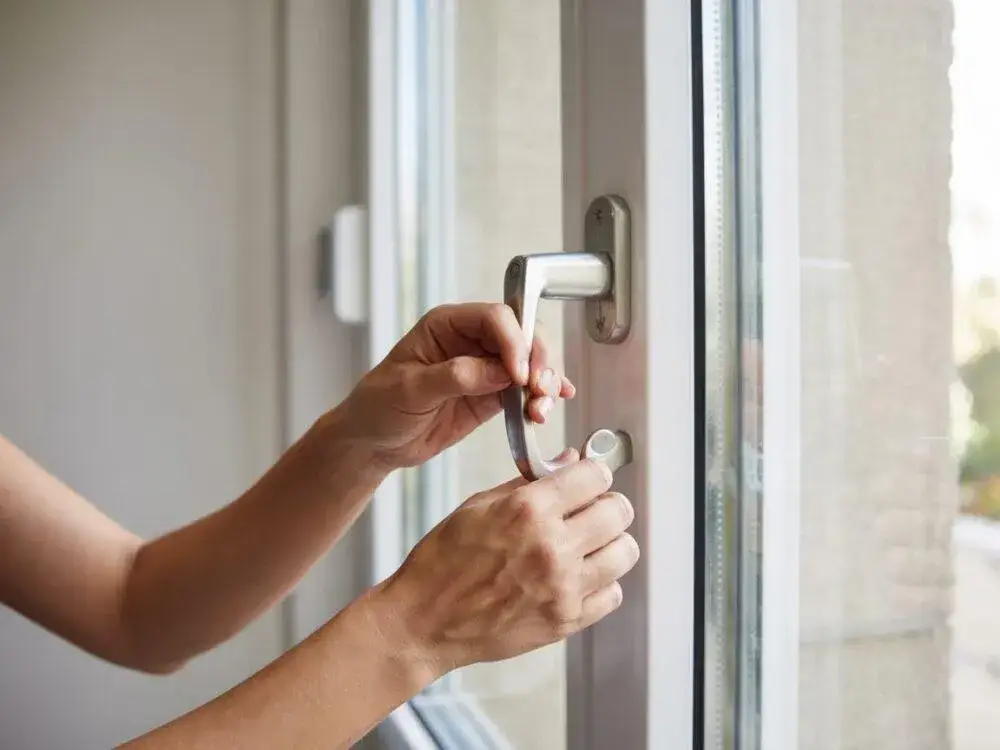 Jak bezpiecznie zamknąć uchylone okno bez uszkodzenia mechanizmu