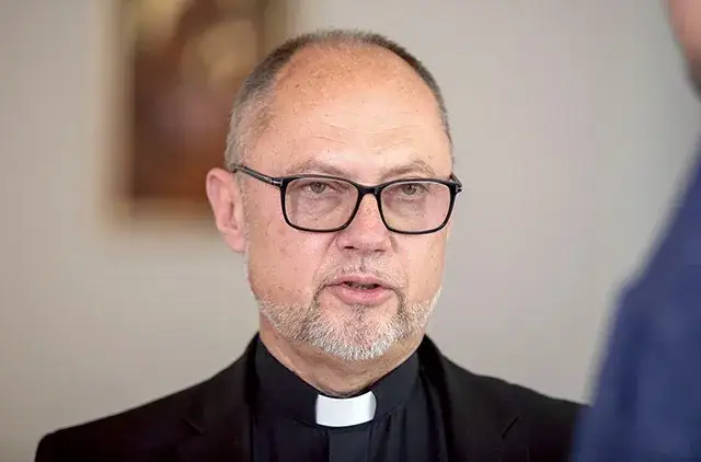 Czy obmawianie to grzech ciężki? Zrozum konsekwencje i moralność