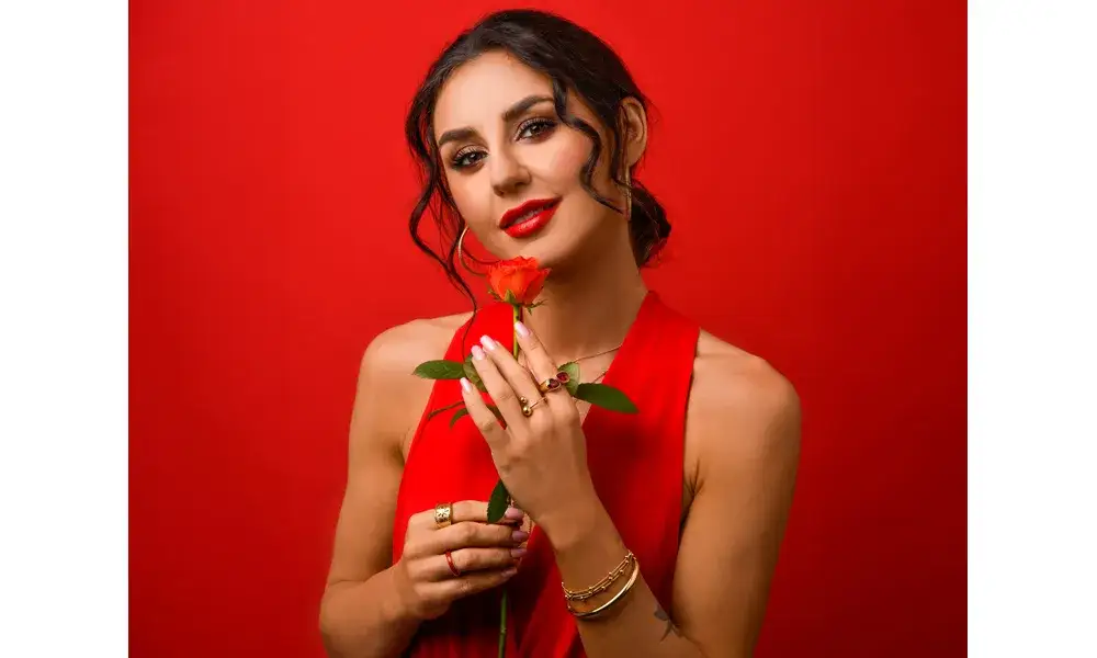 Jaka biżuteria do czerwonej sukienki? Poradnik krok po kroku