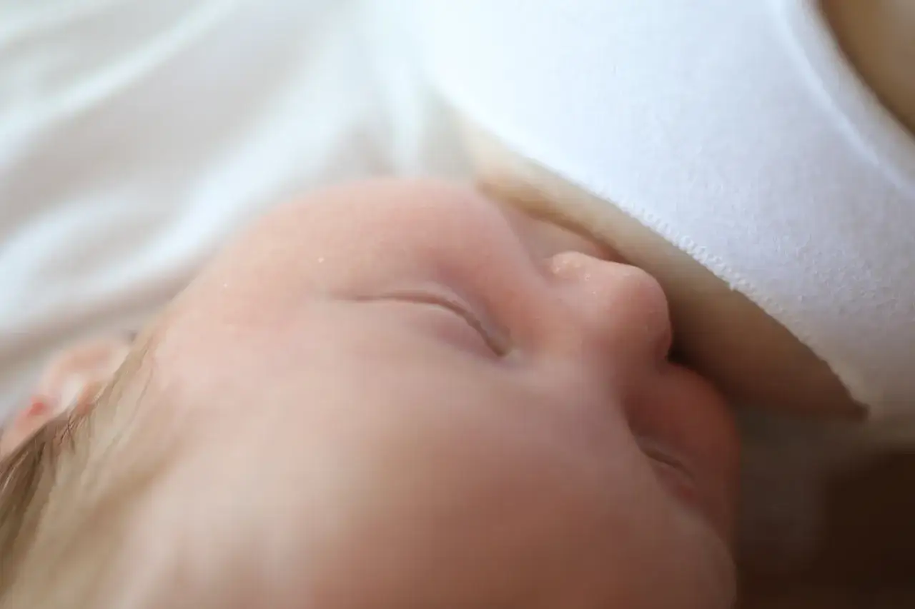 Jak prawidłowo karmić piersią, aby uniknąć bólu i cieszyć się komfortem