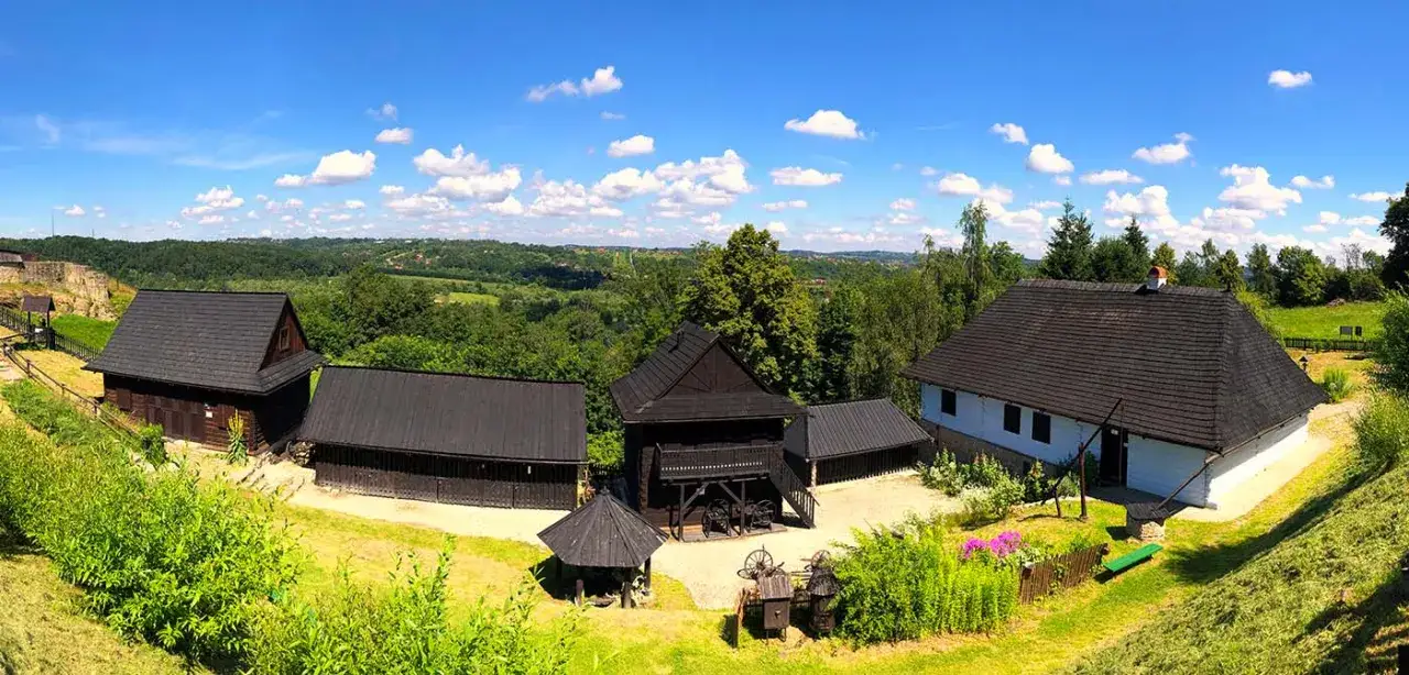 Skanseny na Kaszubach: Odkryj fascynujące muzea na świeżym powietrzu