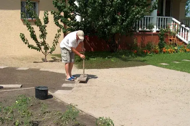 Jak wyrównać teren pod trawnik? Poradnik krok po kroku