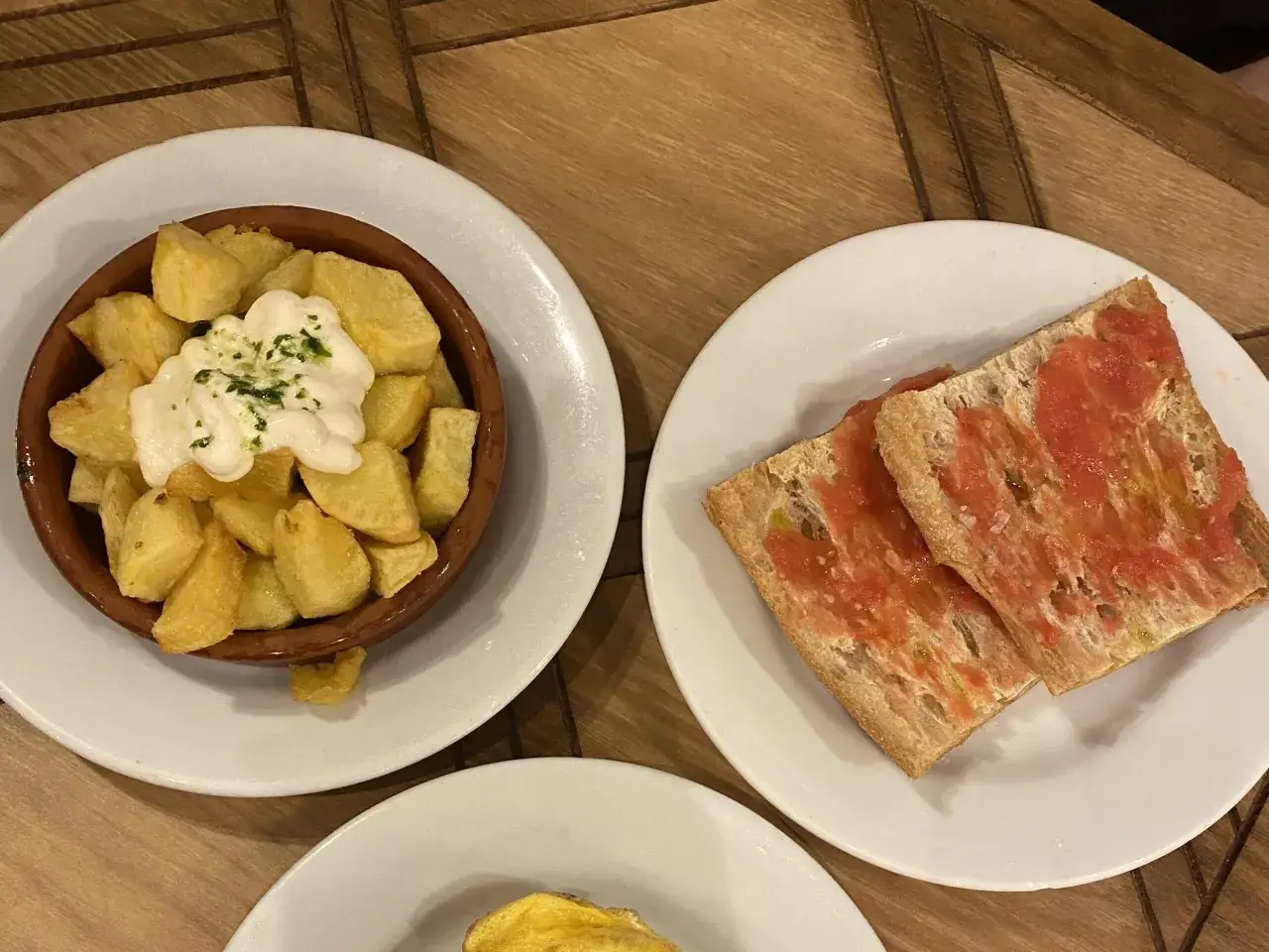 Patatas bravas i pan con tomate – idealne, by dowiedzieć się, co zjeść w Barcelonie.