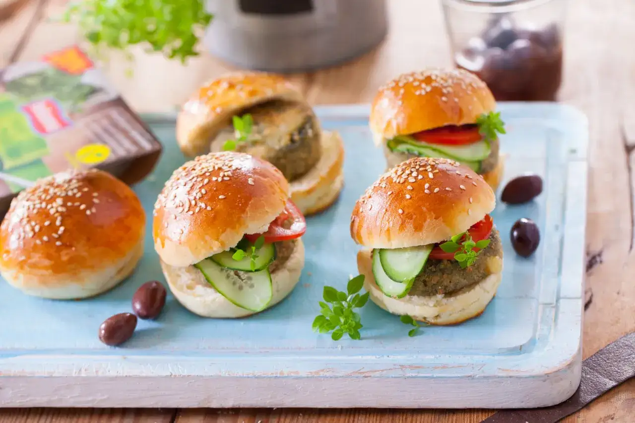 Zdrowe bułki do burgera: Kupić czy upiec? Poradnik eksperta