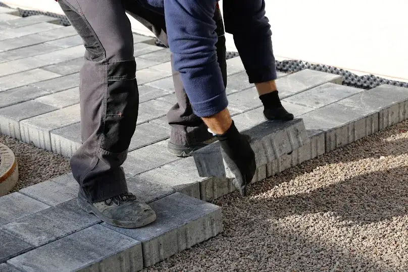 Ile kosztuje ułożenie kostki brukowej na cmentarzu? Zaskakujące ceny!