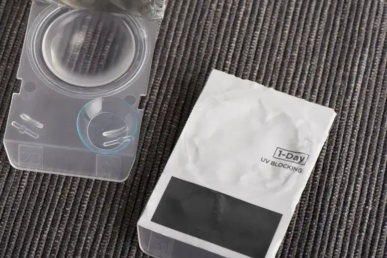 Soczewki przed czy po makijażu – uniknij podrażnień i kontaminacji