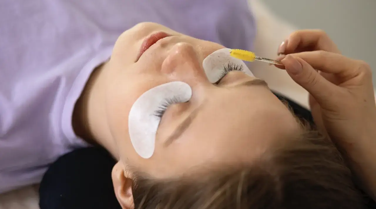 Naturalne, ale wyraziste: dlaczego stylizacja 1:1 wciąż króluje w salonach?