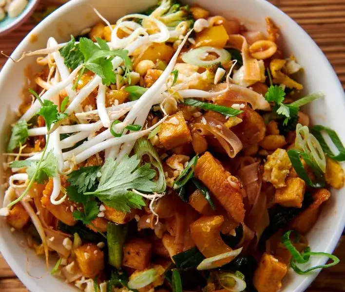 Jak zrobić Pad Thai z kurczakiem? Przepis na idealny smak!