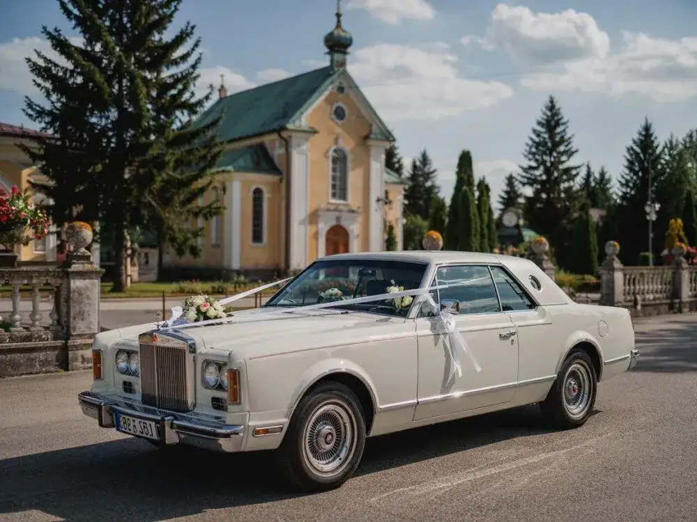 Auto do ślubu: Jak wybrać idealne? Poradnik i inspiracje