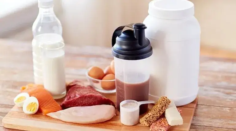 Codzienne picie białka: Korzyści, ryzyko i czy warto?