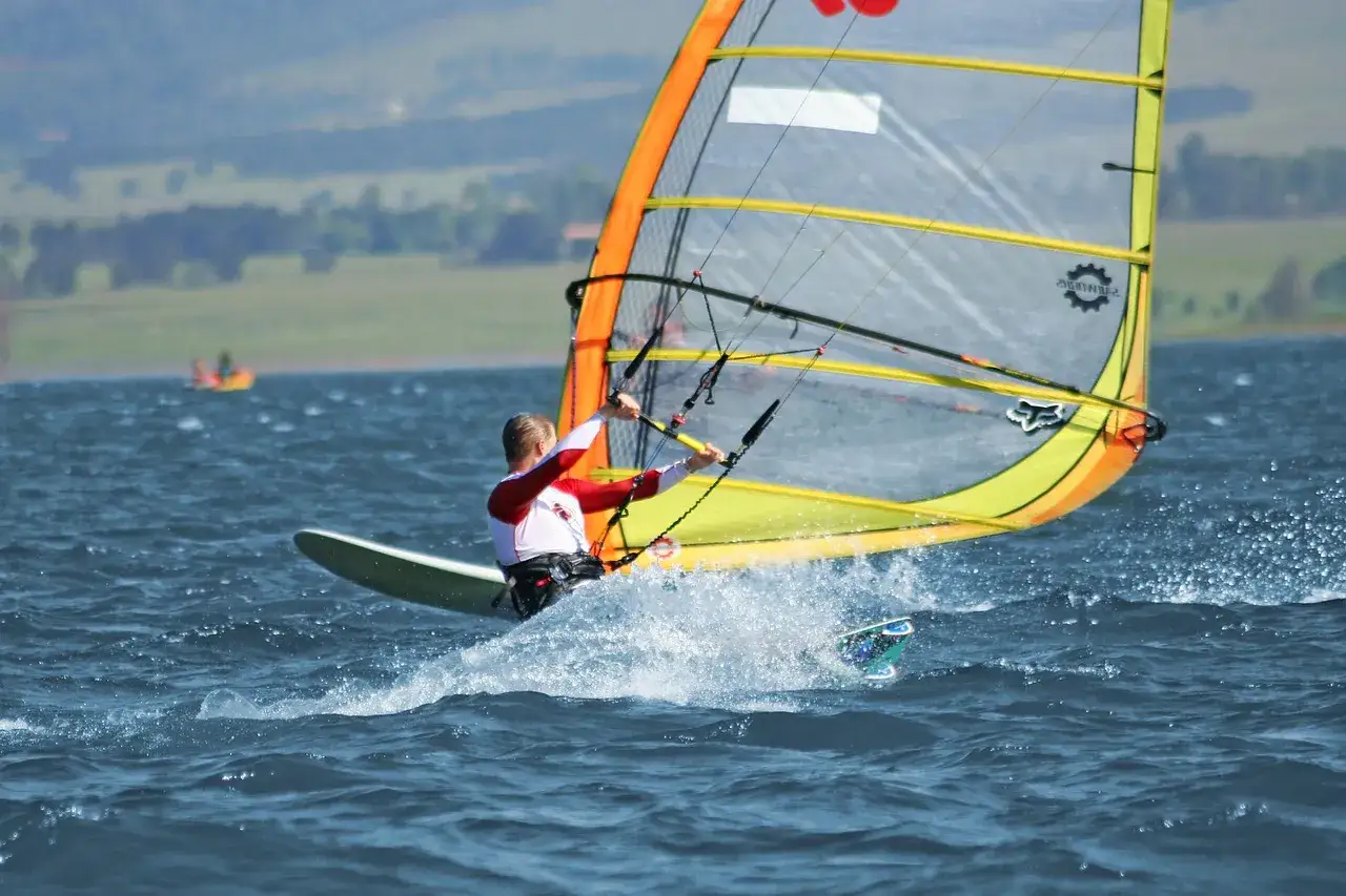 Czy windsurfing jest trudny? Odkryj, jak łatwo możesz zacząć!
