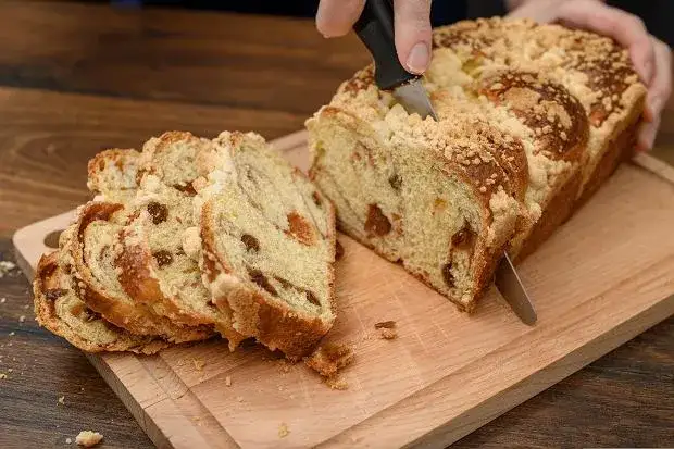 Puszyste ciasto drożdżowe: Sekret babci na wypiek bez zakalca