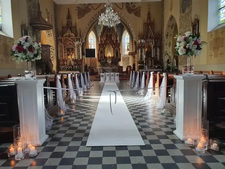 Jak udekorować kościół na ślub, aby uniknąć kosztownych błędów