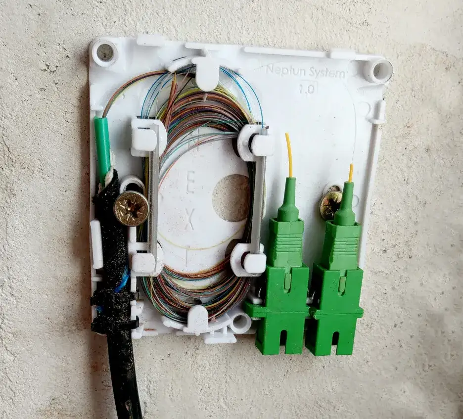 Ile trwa montaż światłowodu w bloku? Zaskakujące fakty i porady