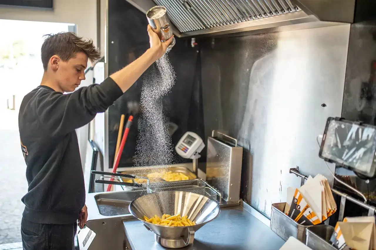 Ile kosztują duże frytki w maku? Zaskakujące ceny w różnych miastach