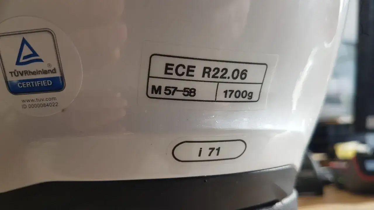 Naklejka na kasku motocyklowym z certyfikatem ECE R22.06, rozmiarem M (57-58) i wagą 1700g.