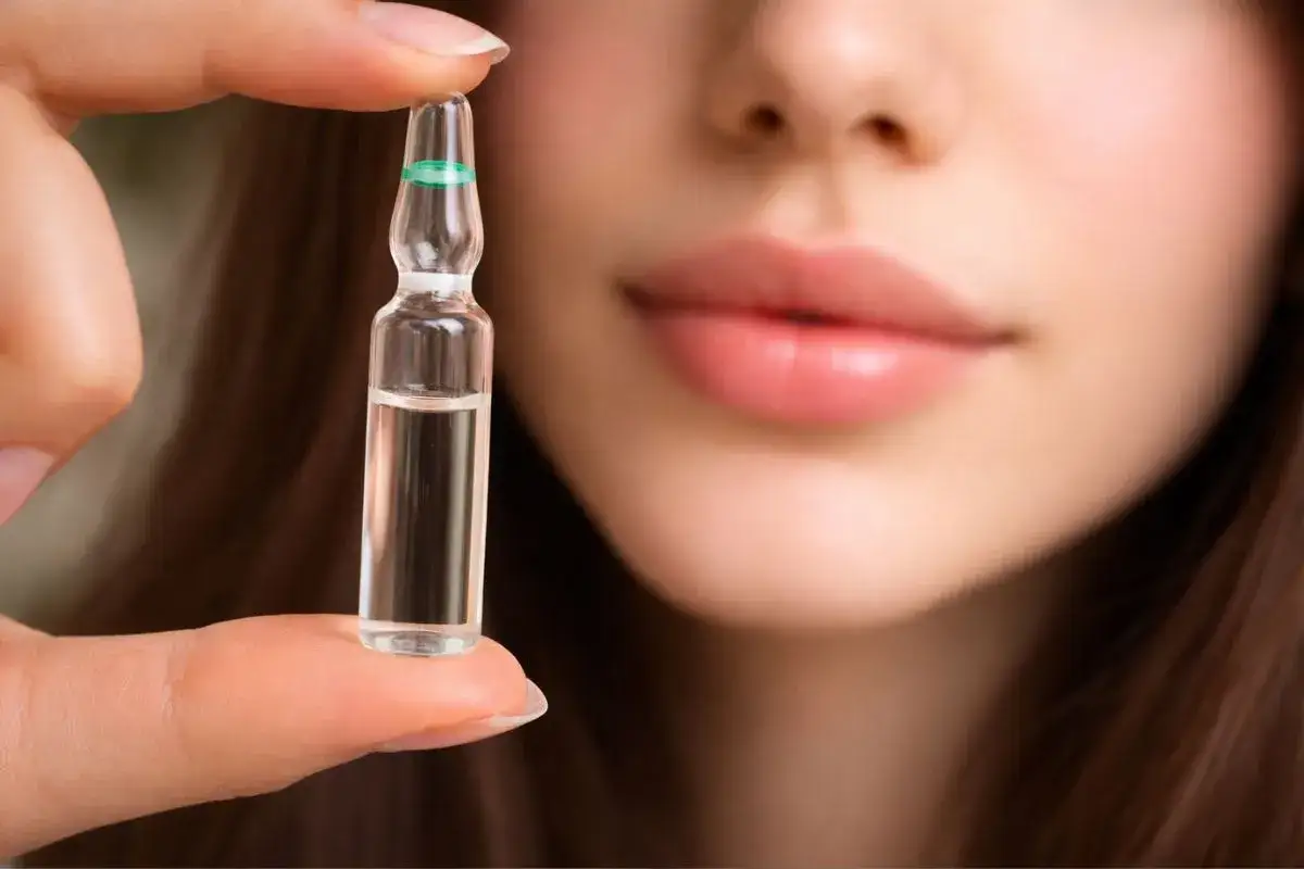 Kwas hialuronowy: jak stosować? Skóra pełna blasku dzięki ampułce z cennym składnikiem.