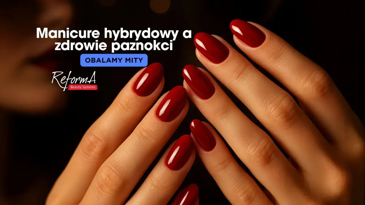 Dłonie z idealnym, czerwonym manicurem hybrydowym. Czy hybryda niszczy paznokcie? Obalamy mity.