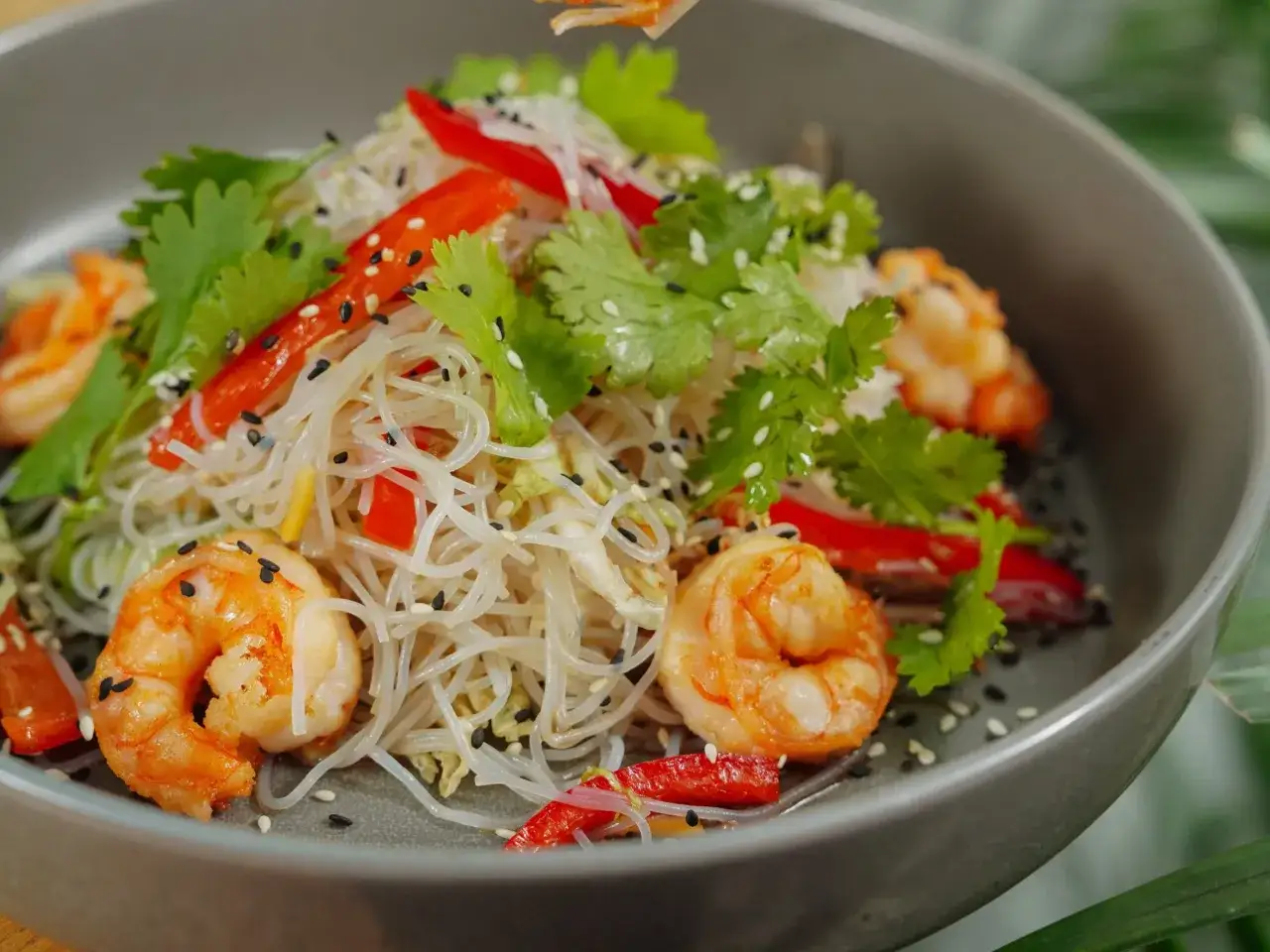 Jak ugotować makaron ryżowy, by się nie kleił? Prosty trik!