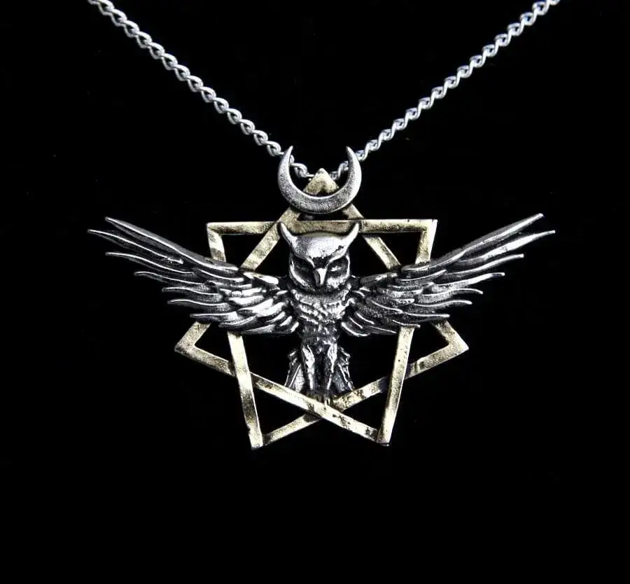 Sowa na szyi: Tajemnica mądrości i ochrony w Twojej biżuterii