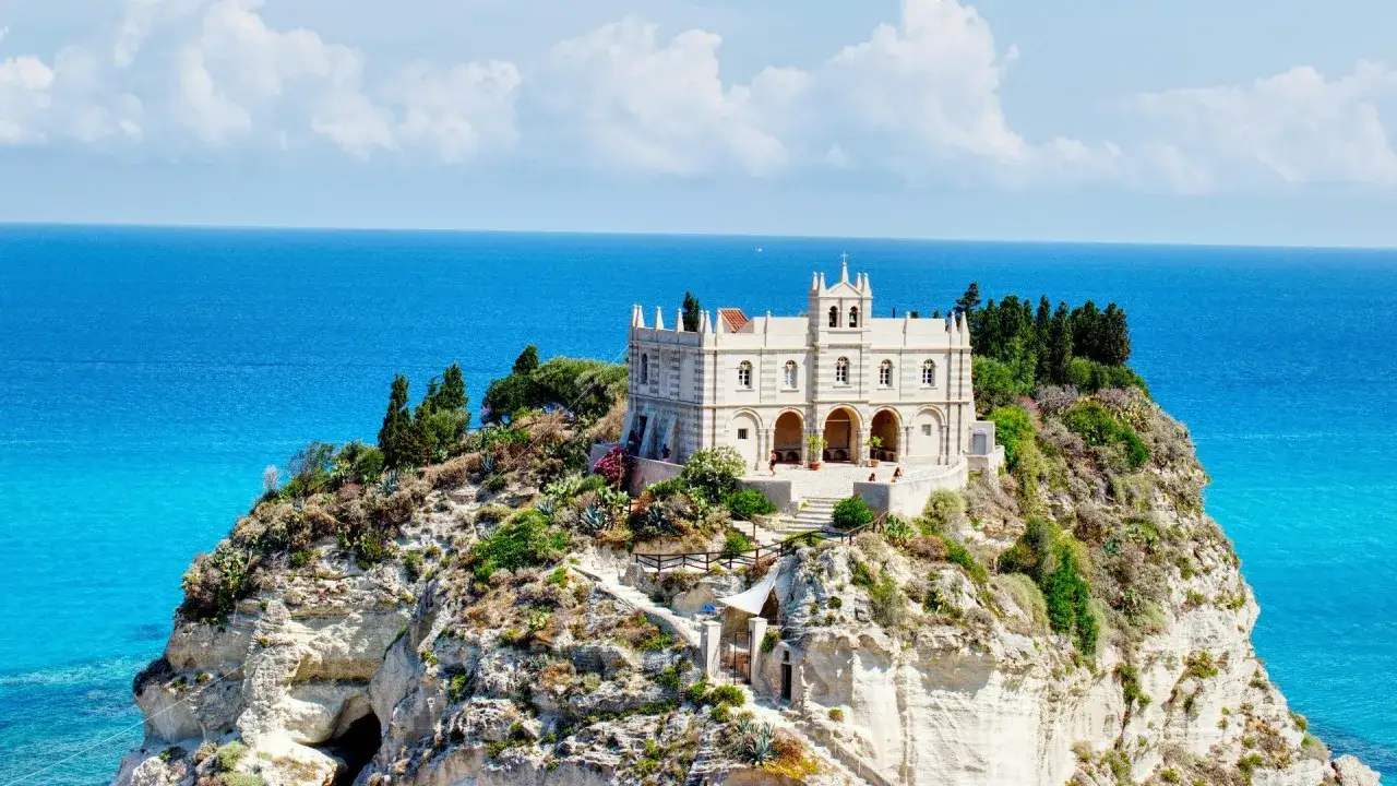 Gdzie do Włoch nad morze: odkryj najpiękniejsze plaże i atrakcje