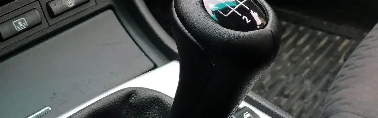 Czy można zmieniać biegi bez sprzęgła? Odkryj ryzyko i techniki