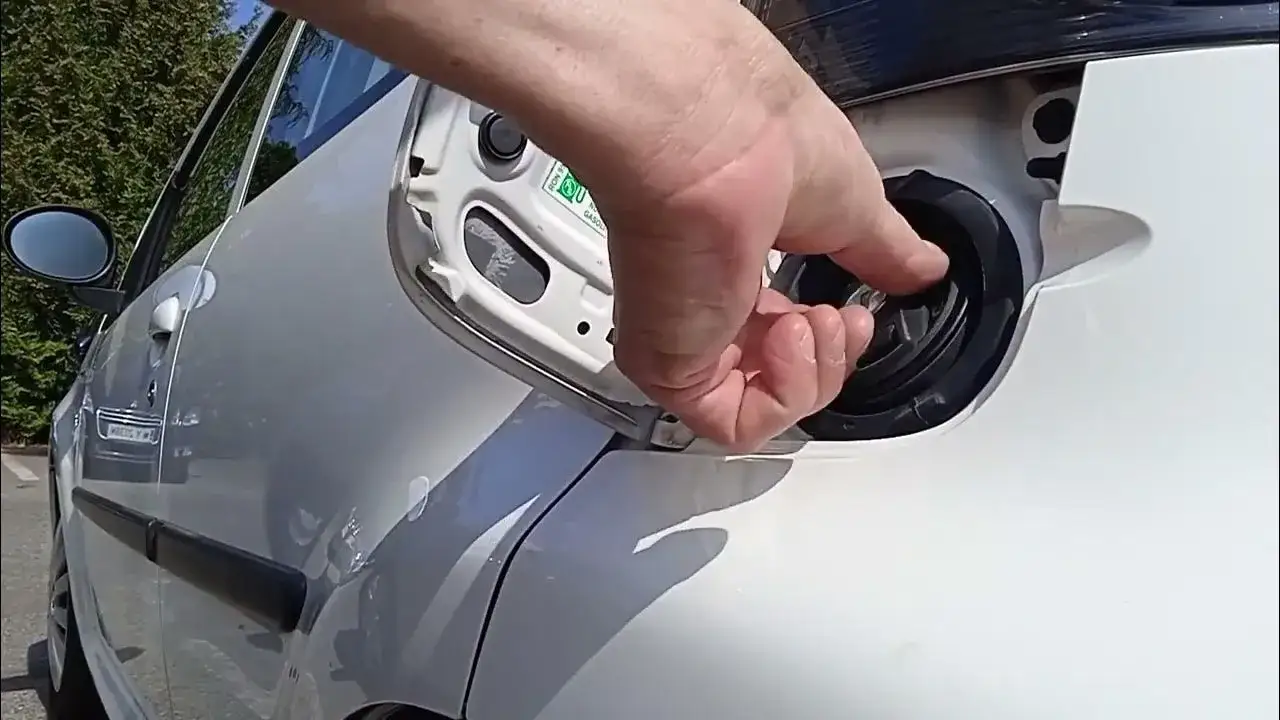 Jak otworzyć korek wlewu paliwa bez kluczyka - proste metody i porady