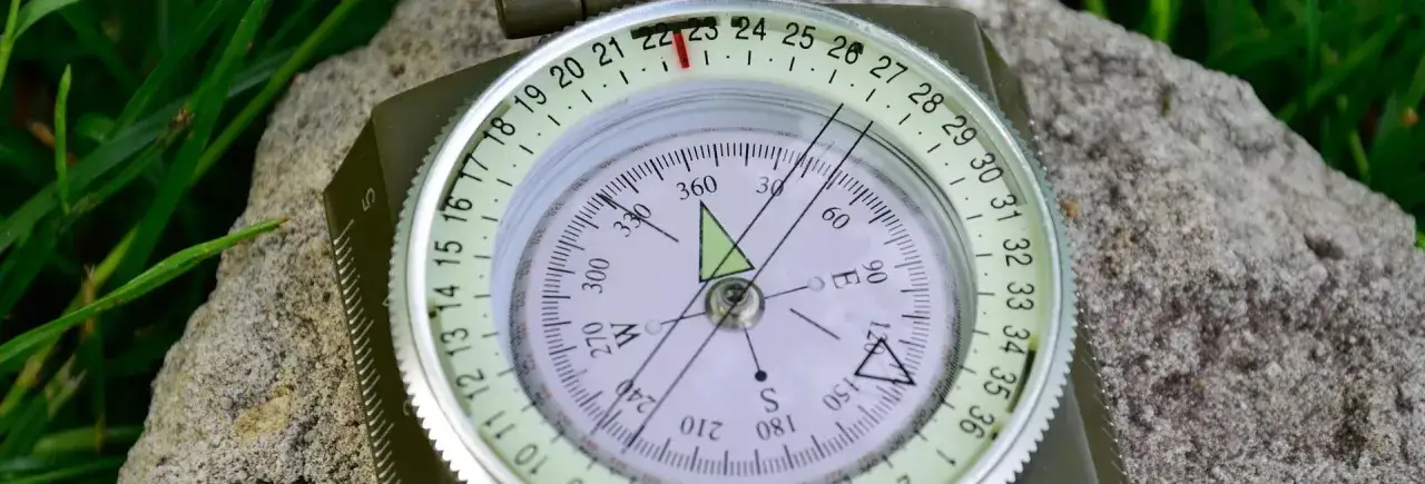 Busola vs Kompas: Kluczowe Różnice i Praktyczne Zastosowania