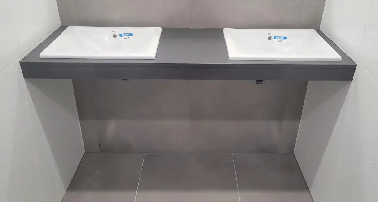 Konglomerat na blat łazienkowy: Wybierz trwałość i styl. Poradnik!