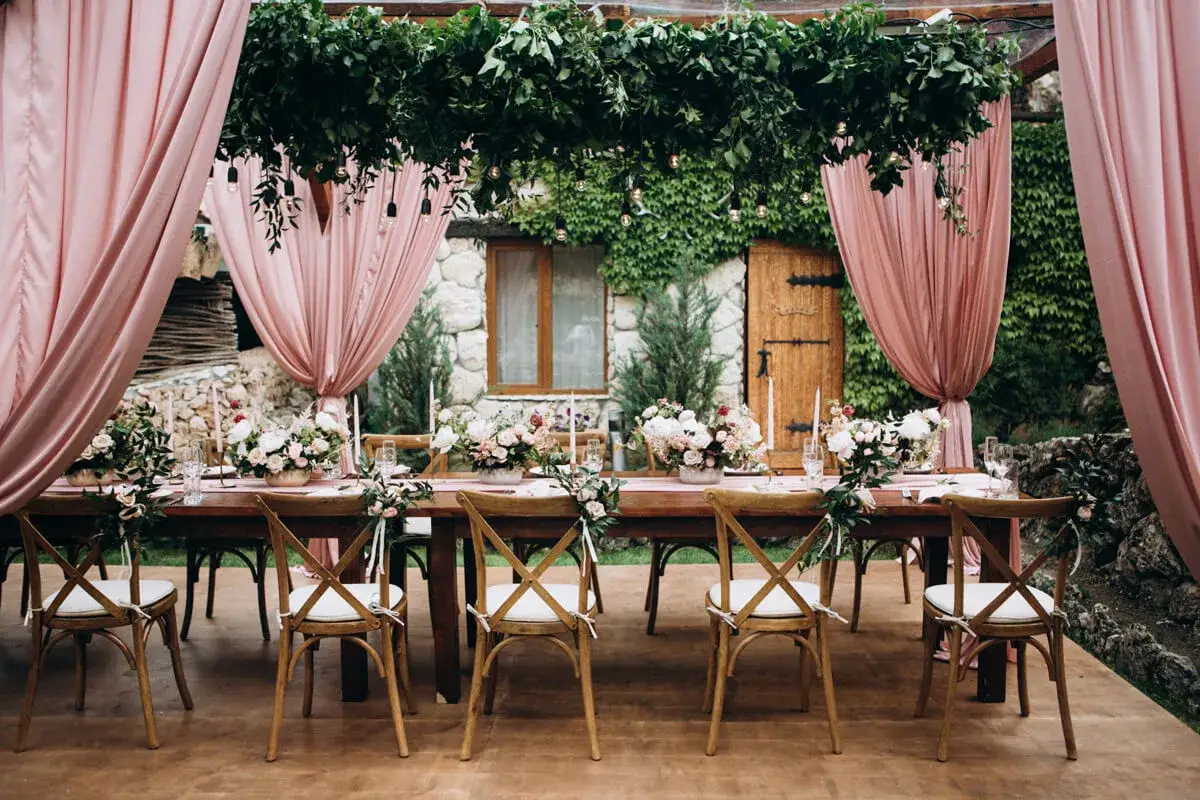 Stół wiejski: jak zrobić, udekorować i czym zastawić na wesele?