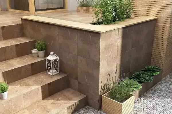 Ile kosztuje położenie płytek na schodach? Ceny i porady 2023