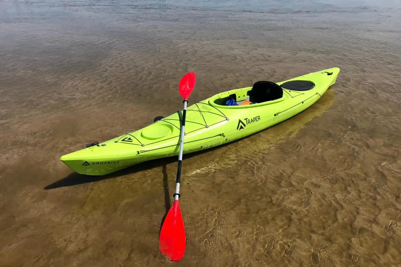 Jak wygląda kajak? Odkryj różnorodność i cechy kajaków