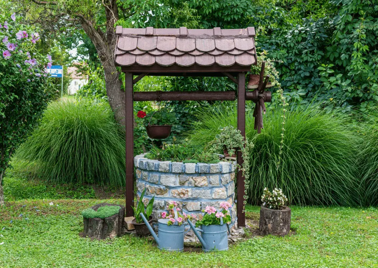 Skuteczne sposoby jak zamaskować studnię w ogrodzie: 6 sprawdzonych metod