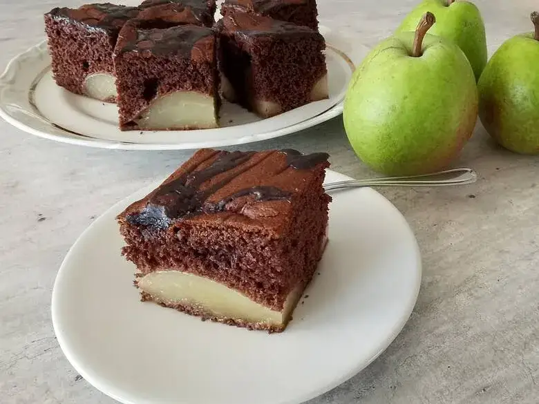 Super szybkie ciasto czekoladowe z gruszkami – prosty przepis w 30 minut