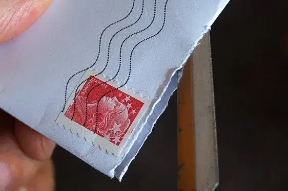 Czy sąd wysyła postanowienie? Sprawdź, co musisz wiedzieć o procedurze