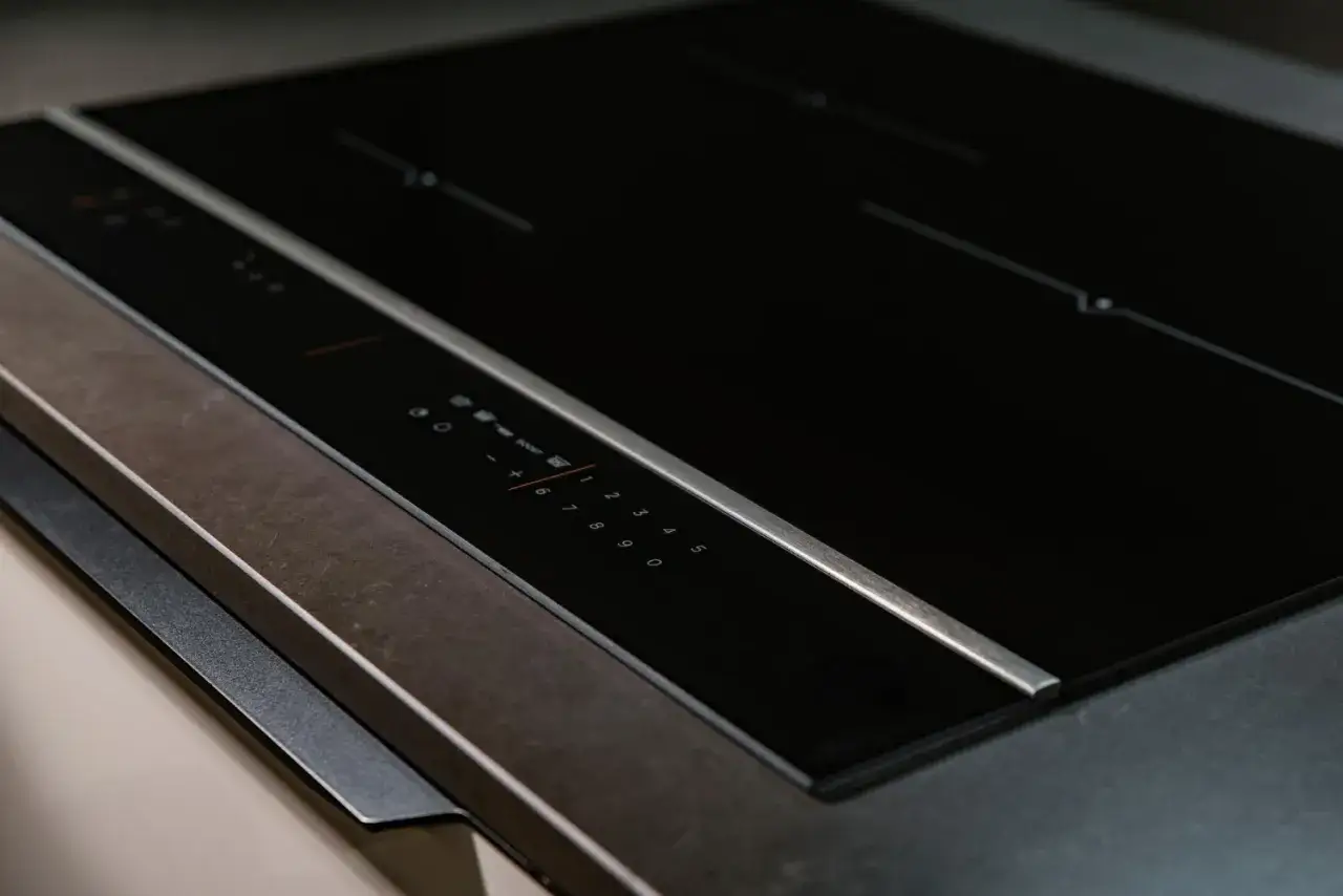 Co oznacza h na kuchence indukcyjnej? Ważne informacje o bezpieczeństwie