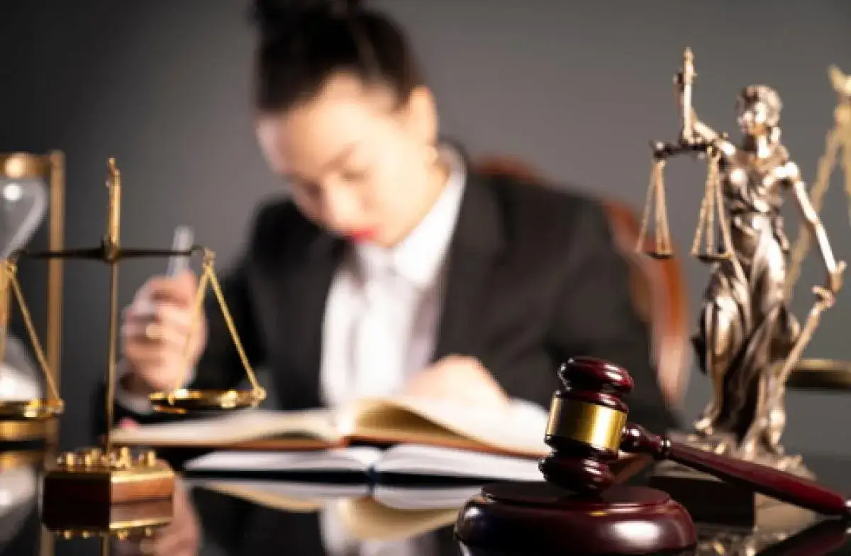 Ile zarabia prawnik bez aplikacji? Zaskakujące fakty o wynagrodzeniach