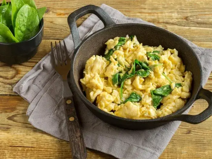 Jajecznica ile kcal? Poznaj dokładną kaloryczność porcji