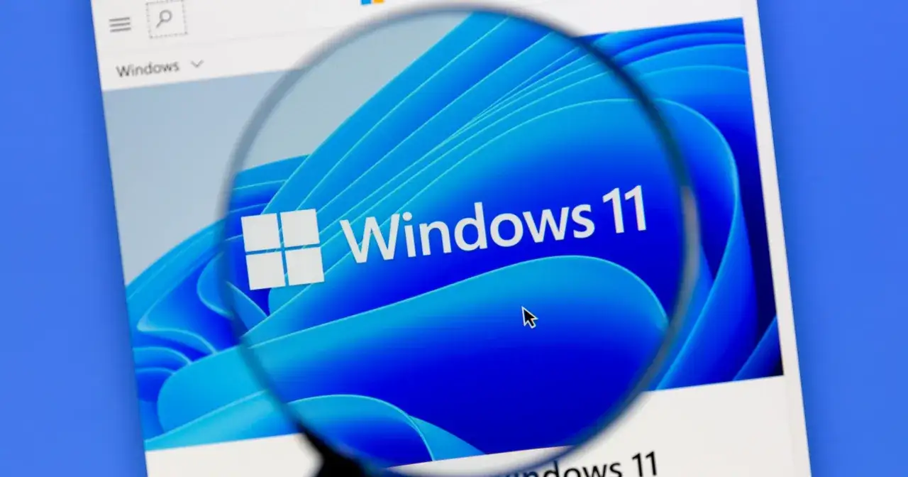 Lupa powiększa logo Windows 11, sugerując optymalizację systemu.