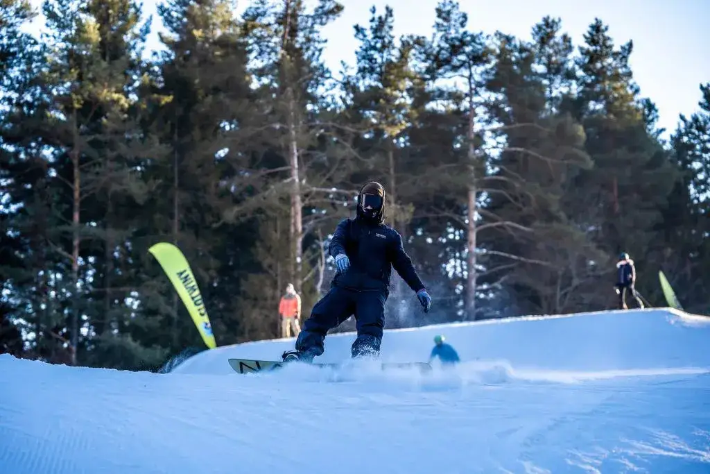 Snowpark w Ogrodniczkach - wyjątkowe trasy snowboardowe i atrakcje