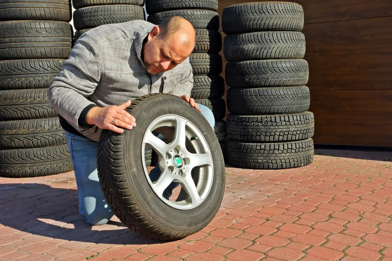 Czy wymiana opon jest obowiązkowa? Poznaj ważne przepisy i zagrożenia