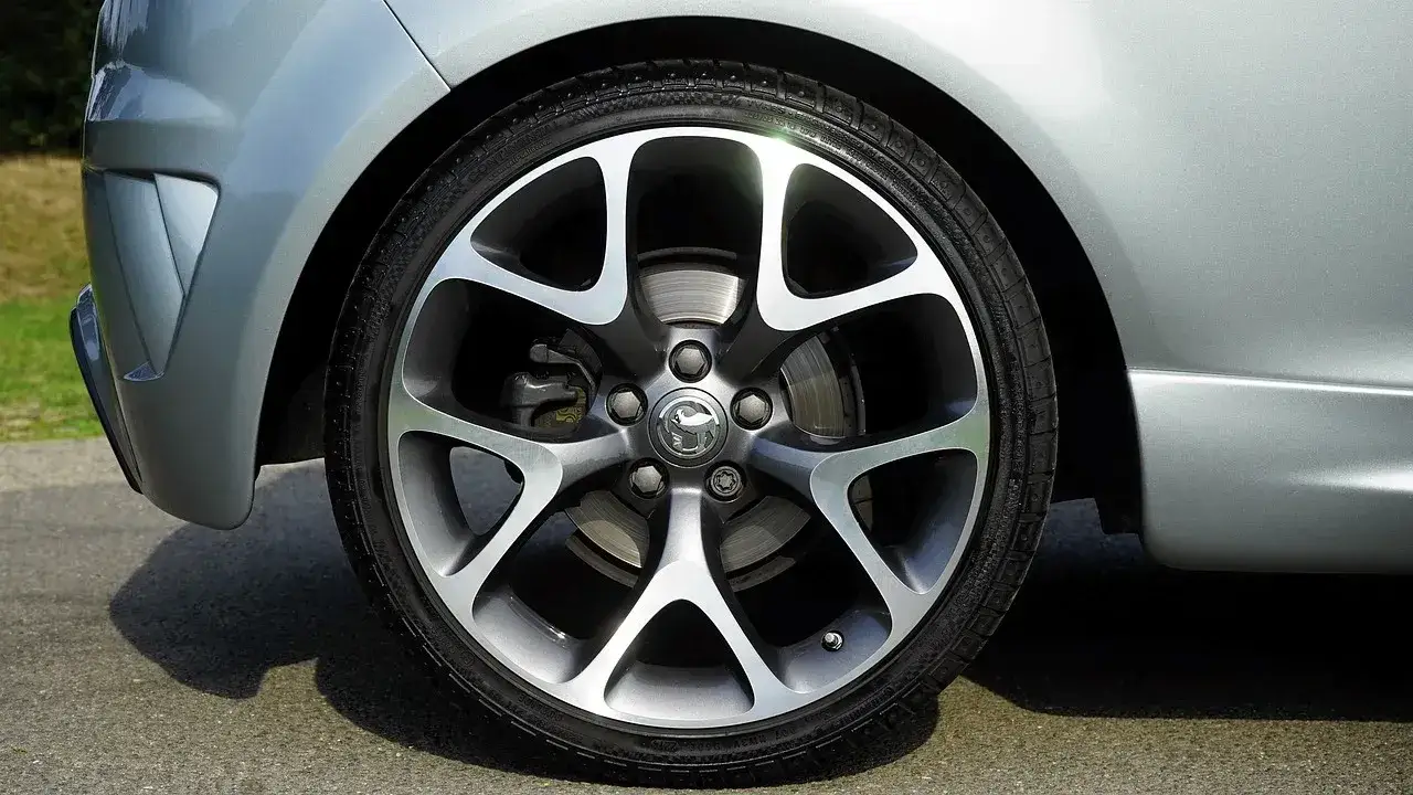 Wlałeś benzynę do diesla? Działaj! Kluczowe kroki i koszty naprawy