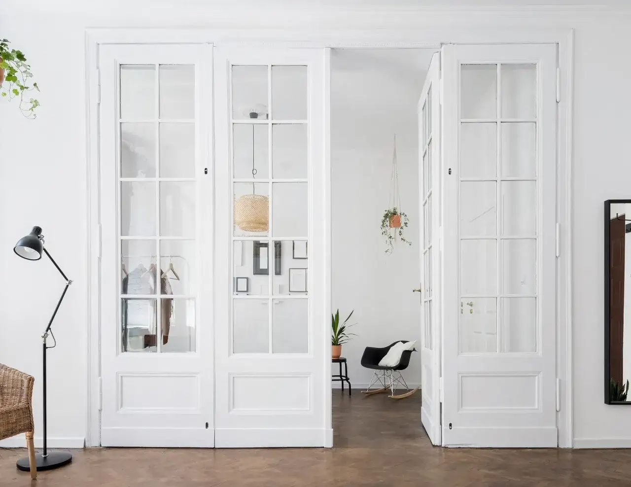 Jak odnowić stare drzwi z szybami – proste kroki, by uniknąć kosztownych błędów