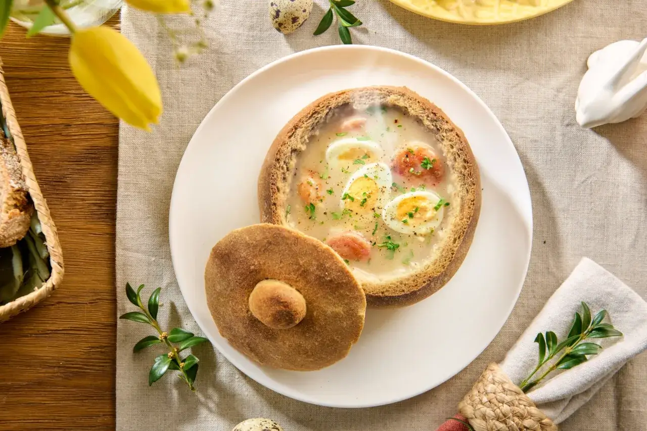 Jak jeść żurek w chlebie, aby w pełni cieszyć się smakiem?