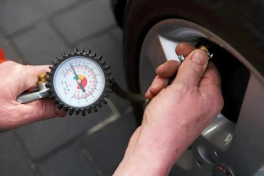 Jakie ciśnienie w oponach zimą? Uniknij niebezpieczeństwa na drodze