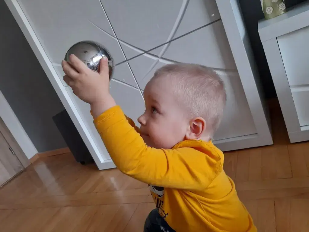 Lusterko sensoryczne dla niemowląt – wspieraj rozwój zmysłów dziecka