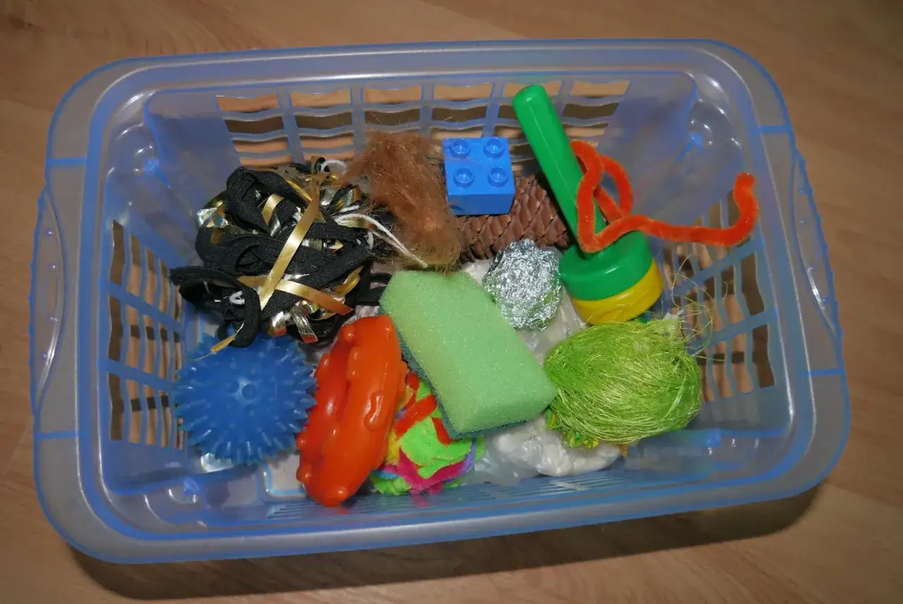 Pudełko sensoryczne: Klucz do rozwoju zmysłów dziecka? DIY!